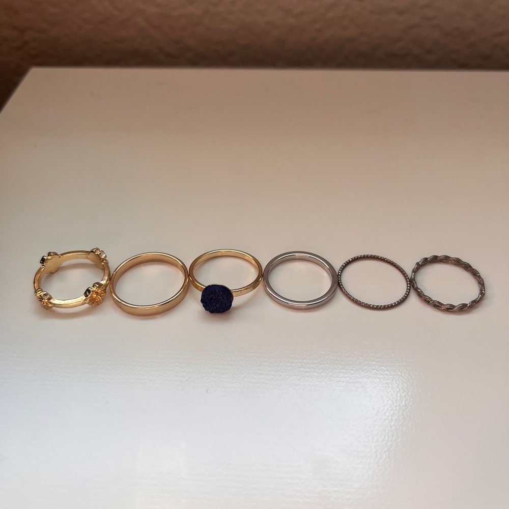 6 Gold and Silver Rings - Picture 2 of 2